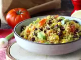 Resepti Proteiinipitoinen quinoa-salaatti, jossa on punaisia papuja ja maissia