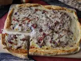 Resepti Zwiebelkuchen: saksalainen sipulipiirakka pehmeiksi haudutetuilla sipuleilla ja pekonikuutioilla