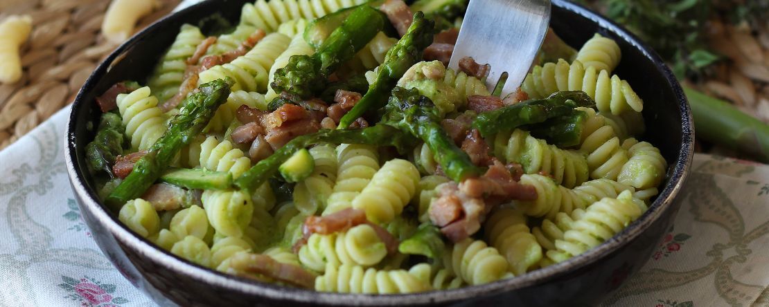 Kermainen parsa ja pekoni pasta: helppo ja maukas resepti