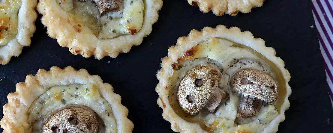 Halloween-tortut sienillä ja valkosipuli- ja yrttijuustolla höystettynä