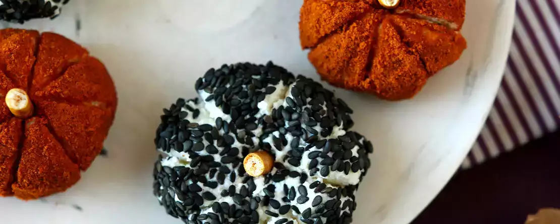 Kurpitsan muotoinen aperitiivijuustolevy, täydellinen halloweeniin!