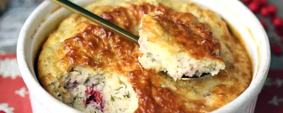 Super-yksinkertainen punainen hedelmä proteiinikakku