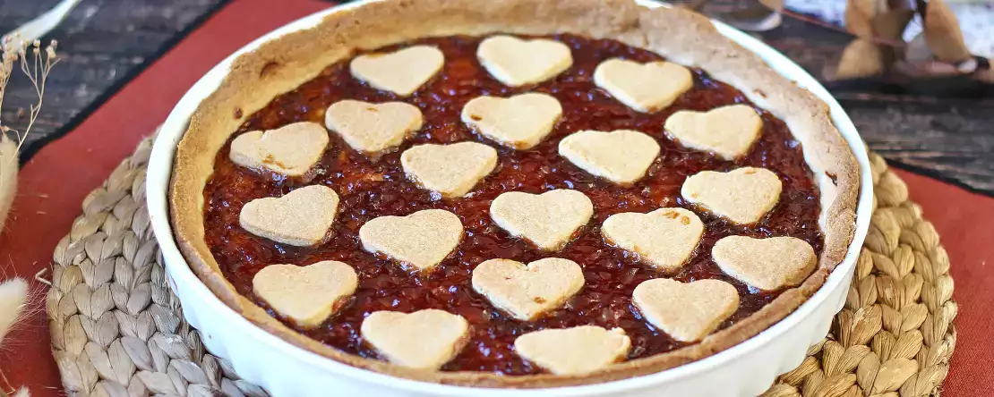 Torttu mansikkahillon kanssa: klassinen murotaikinaresepti (myös sydämet)