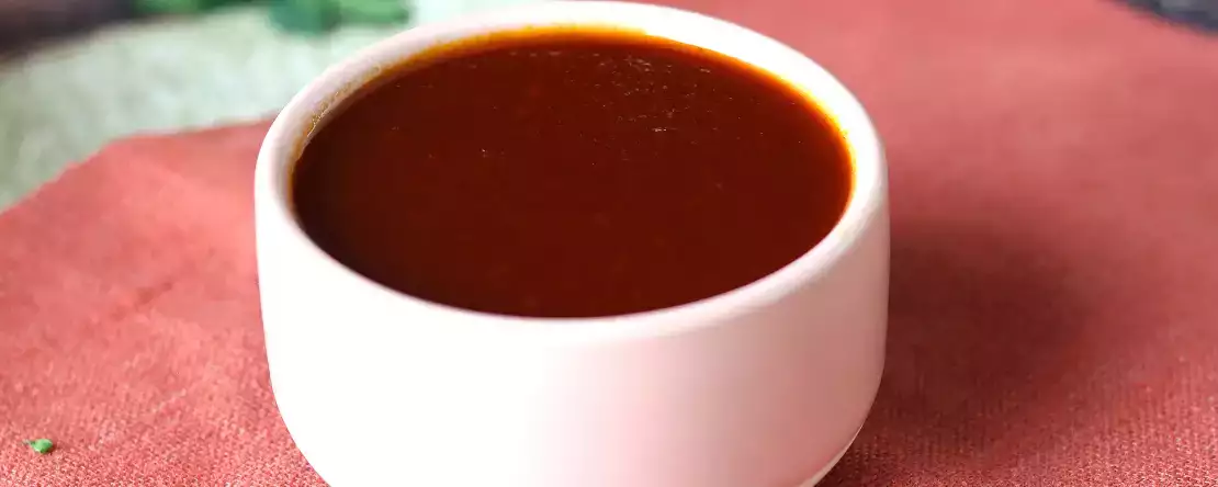 Kotitekoinen makea-hapanimeläinen grillikastike: helppo resepti, valmis hetkessä