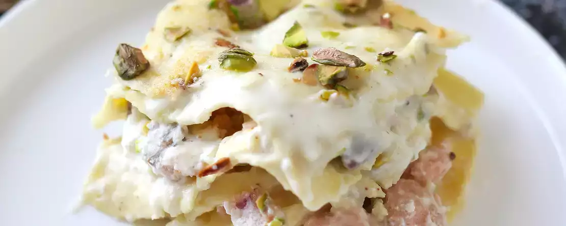 Lohilasagne burratan ja kermaisten, rapeiden pistaasipähkinöiden kera