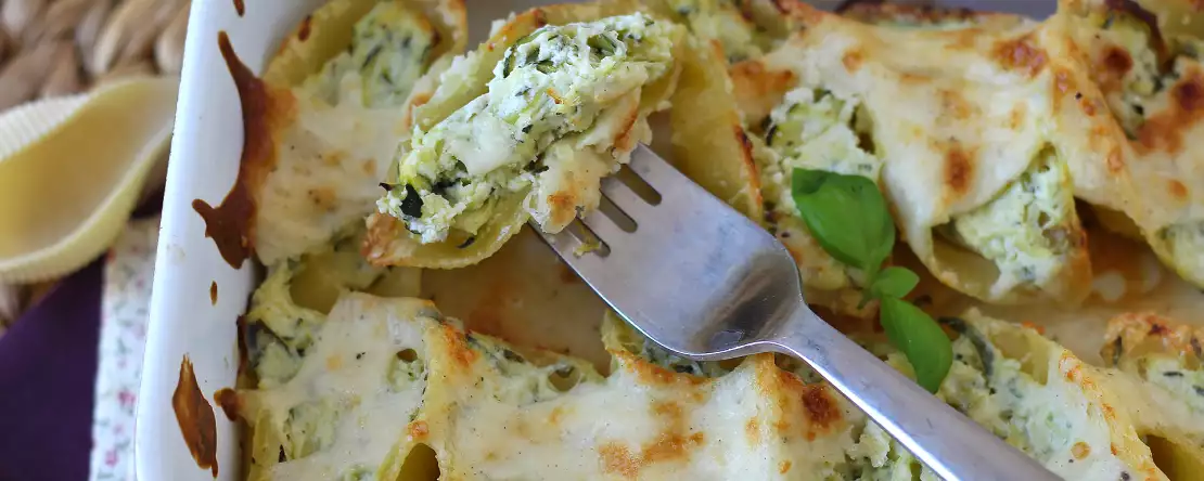 Conchiglioni täytetty ricotta, kesäkurpitsa ja sitruuna: kermainen ja au gratin uunissa