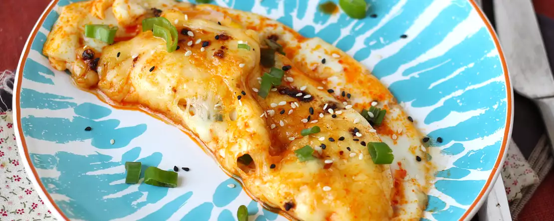 Paistettuja munia hunajan ja mozzarellan kera, makea, suolainen ja mausteinen pikku aamiainen!