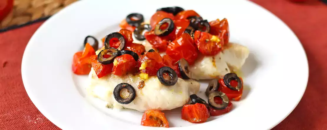 Ilmassa paistettua turskaa kirsikkatomaattien, oliivien ja sitruunan kanssa: kevyt ja nopea resepti
