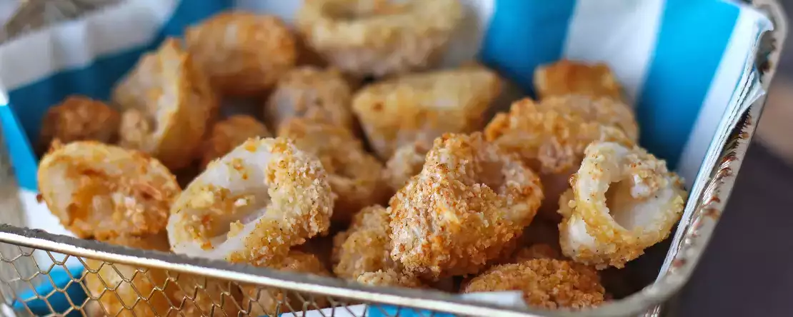 Kalmarirenkaat ilmankuumentimessa rapeat ja kevyet