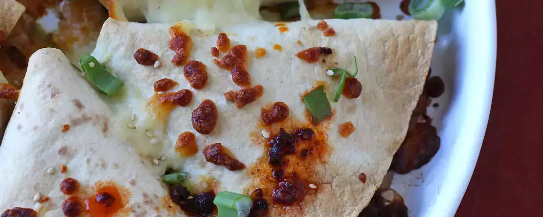 Uunissa paistetut tortillat, joissa on quesadilloja ja mausteista naudanlihatäytettä.
