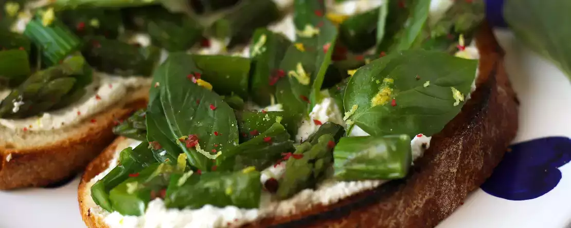 Parsaa, sitruunaa ja basilikaa sisältäviä ricotta-tartineja