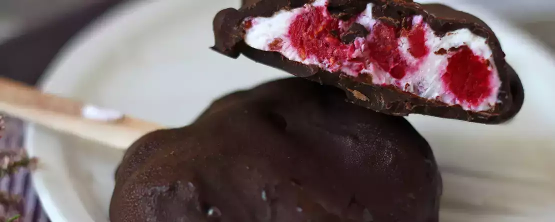 Skyr-, vadelma- ja suklaajäätelöä. terveellinen välipala aurinkoisiin päiviin!