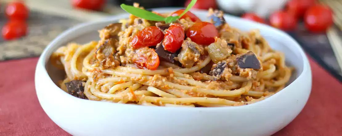 Pasta munakoisokermalla ja kirsikkatomaateilla: yksinkertainen ja maukas resepti