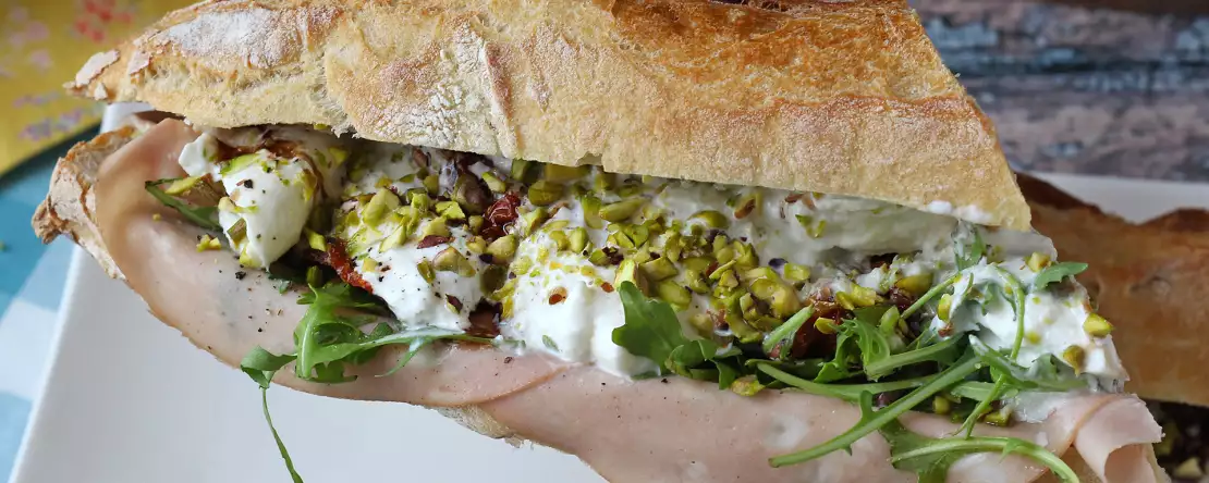 Gourmet italialainen voileipä, jossa on mortadellaa ja burrata-juustoa