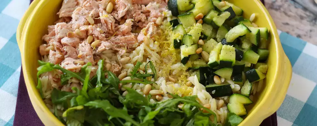 Orzo-pastasalaatti lohen ja kesäkurpitsan kanssa