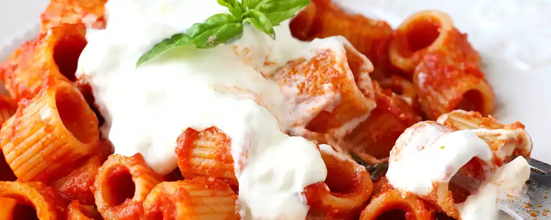 Pasta stracciatellan ja kermaisen tomaatin kanssa: ensimmäinen kurssi valmis 10 minuutissa.