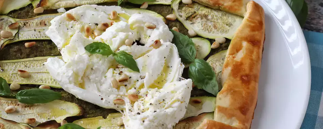 Pesto- ja kesäkurpitsatorttu: helppo resepti, joka tuoksuu aivan kesältä!