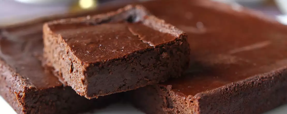 Proteiinibrownie, jossa on suklaata ja punaisia papuja