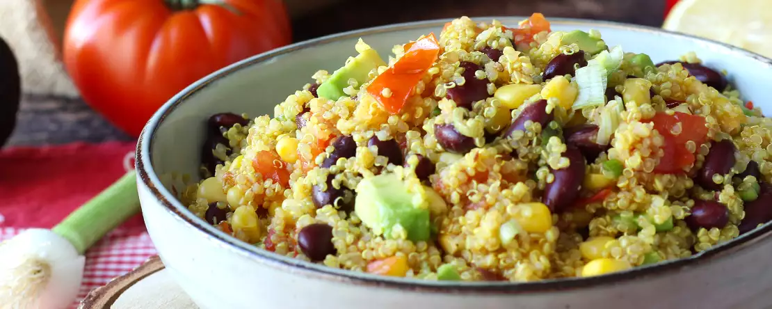 Proteiinipitoinen quinoa-salaatti, jossa on punaisia papuja ja maissia