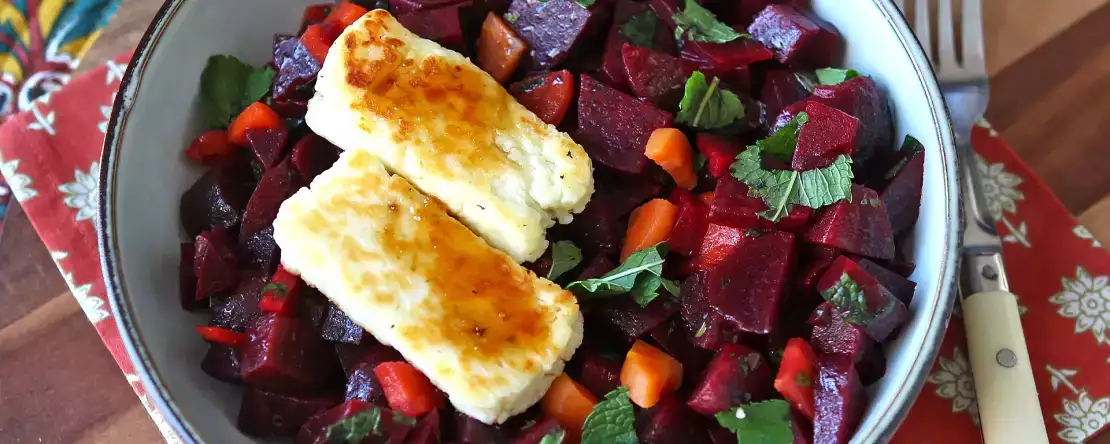 Punajuurisalaatti grillatulla halloumi-juustolla