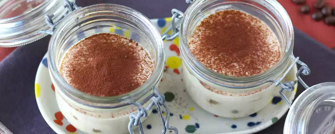 Silkkitofusta valmistettu tiramisu ilman mascarponea ja munia