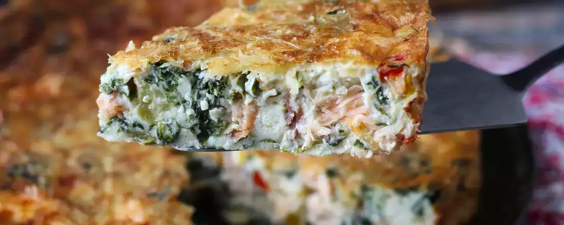 Taikinaa sisältämätön quiche, jossa on lohta, pinaattia ja raejuustoa