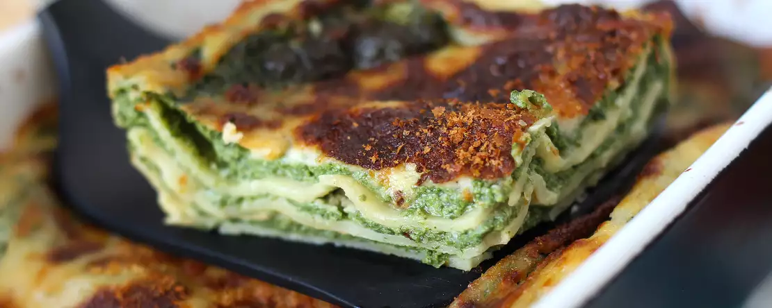 Kasvislasagne, jossa on pinaattia ja tofua, valmistettu ilmakeittimessä