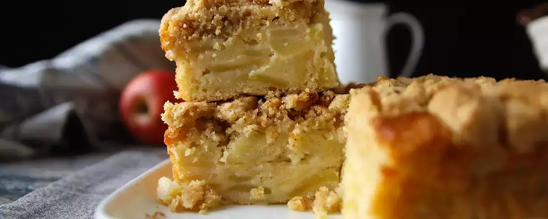 Erittäin pehmeä omenakakku ja rapea streusel-kuorrutus