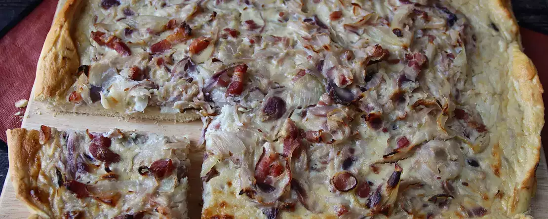 Zwiebelkuchen: saksalainen sipulipiirakka pehmeiksi haudutetuilla sipuleilla ja pekonikuutioilla