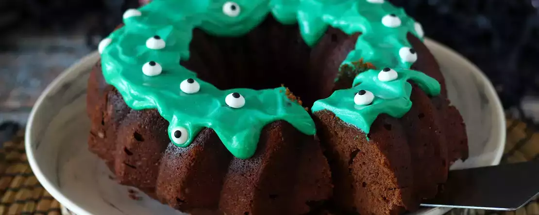 Halloween-bundt-kakku pirullisen herkullisella kuorrutuksella