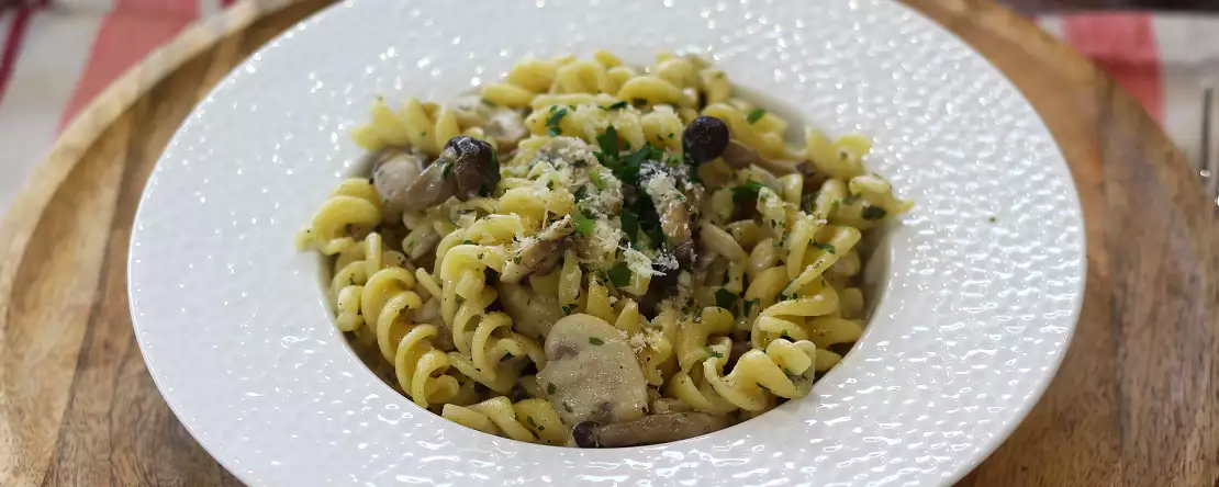 Kermainen pasta shimeji- ja ruskeista sienistä