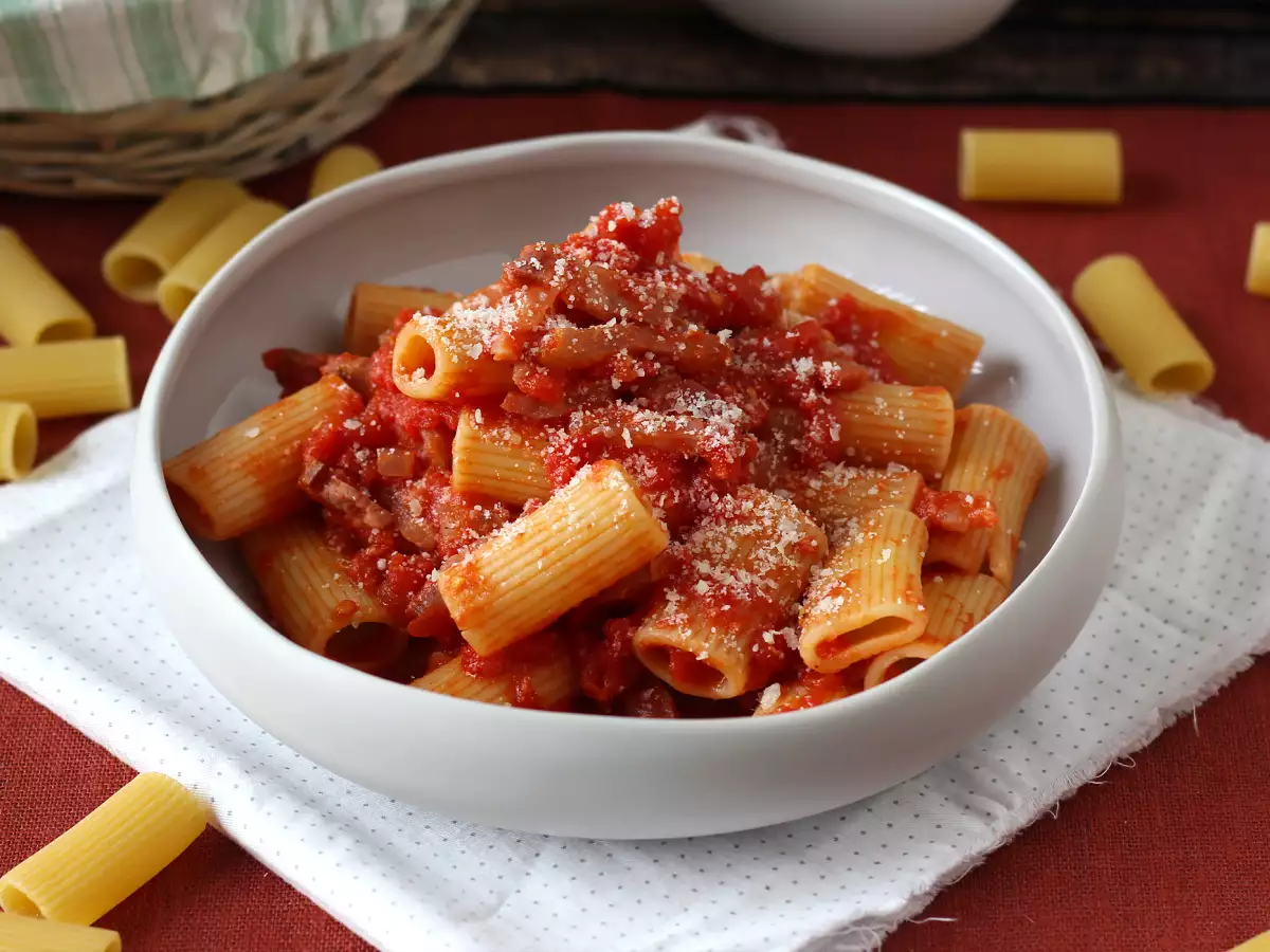 Resepti Pasta all'amatriciana, perinteinen resepti selitetty askel askeleelta