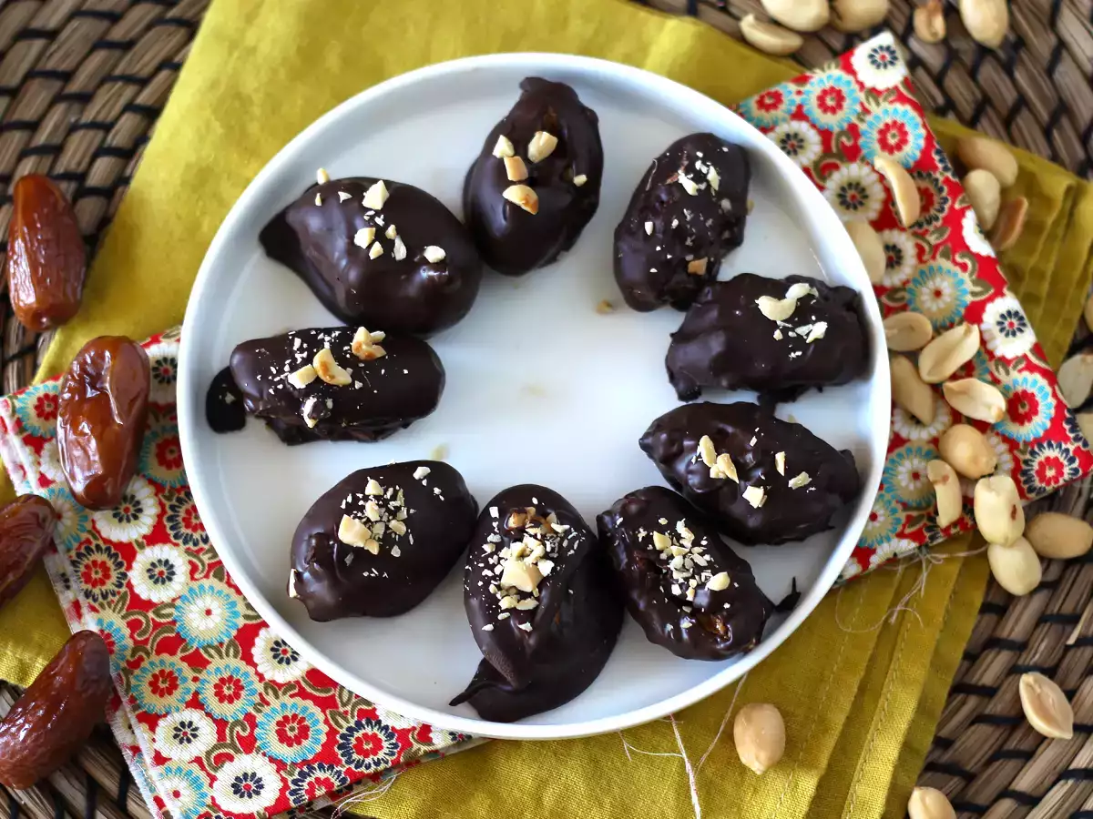 Resepti Kotitekoinen snickers: taateleita, maapähkinöitä ja suklaata - terveellinen välipala ilman lisättyä sokeria.