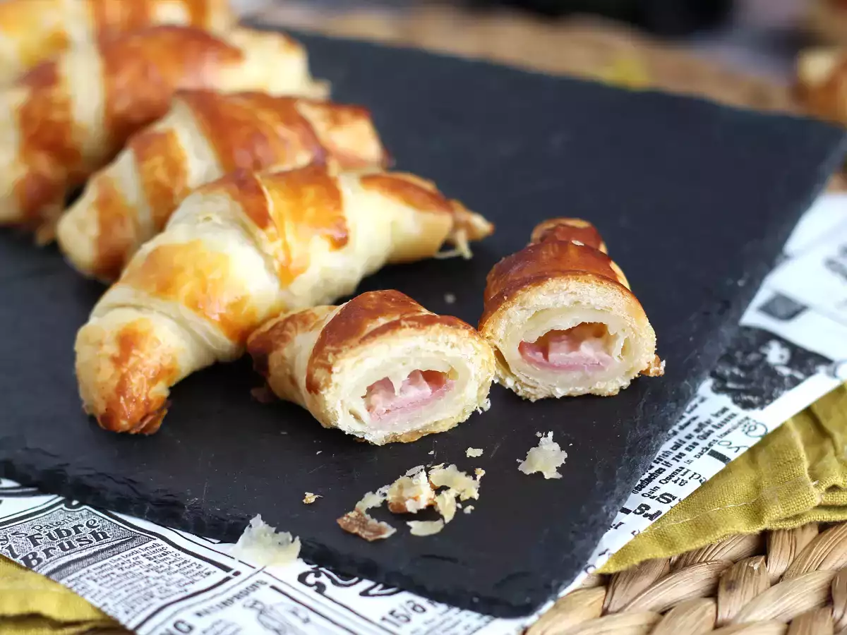 Resepti Leivonnaiscroissantit béchamel-kastikkeella, kinkulla ja juustolla