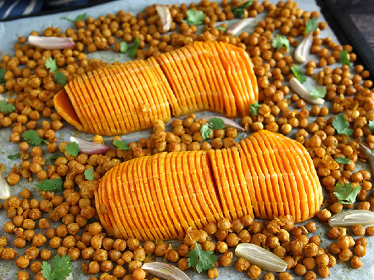 Resepti Butternut-kurpitsa hasselback-tyyliin: uusi suosikki lisukkeesi!