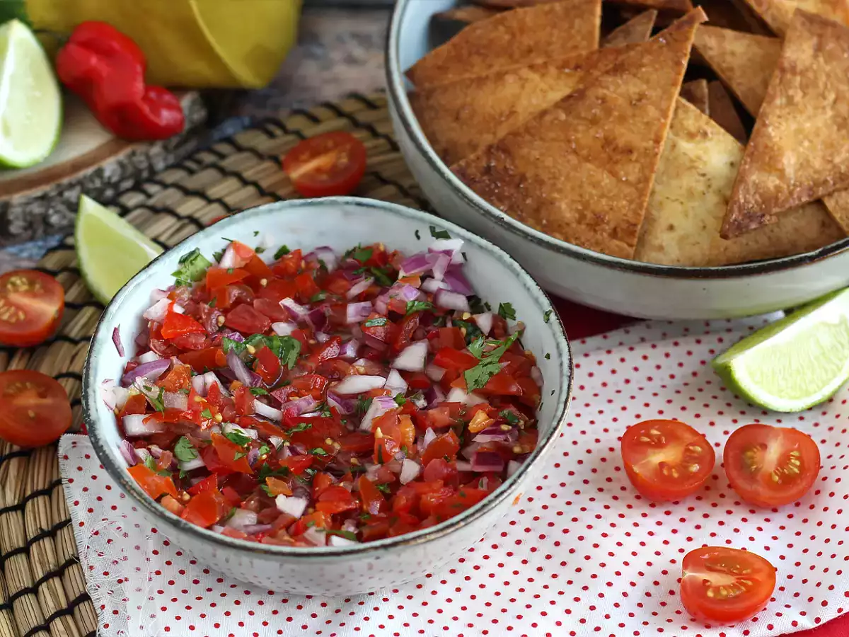 Resepti Pico de gallo ja kotitekoisia tortillachipsejä