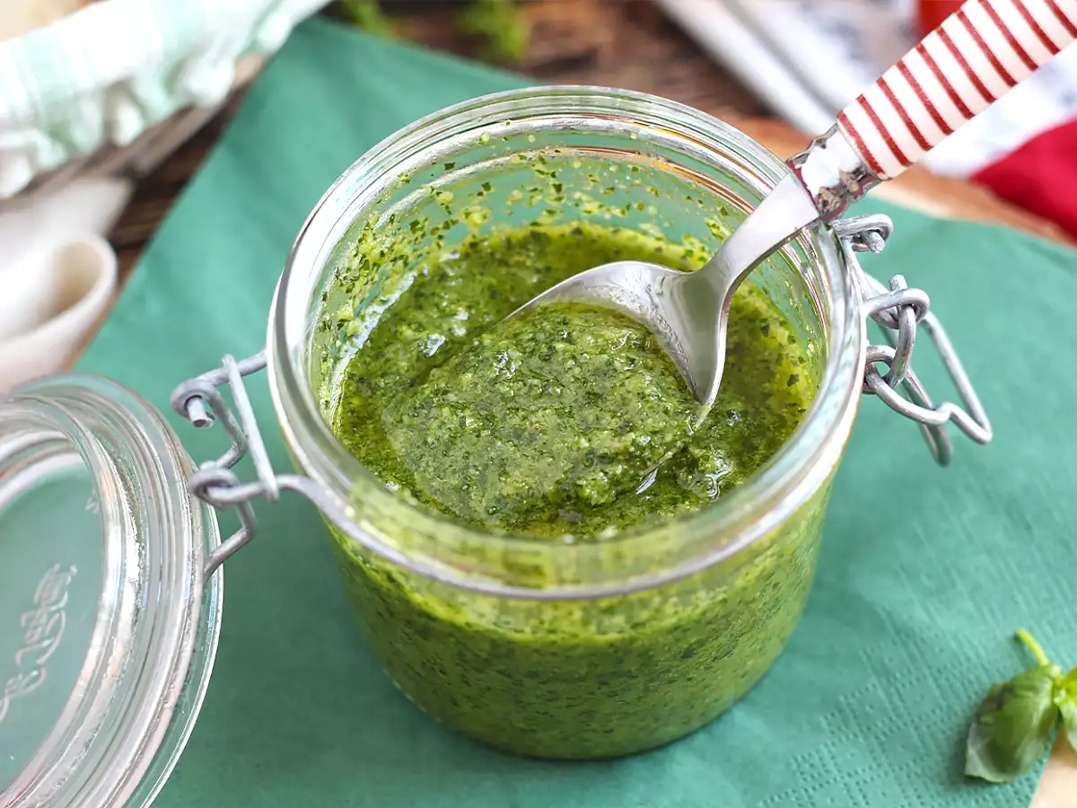 Resepti Kotitekoinen vihreä pesto - pesto alla genovese