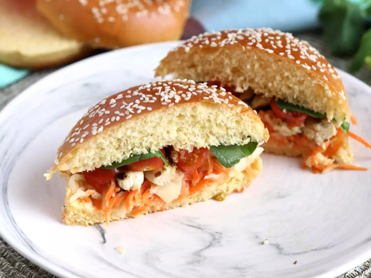 Resepti Marinoitu kanavoileipä coleslaw-salaatilla, tomaateilla ja basilikalla
