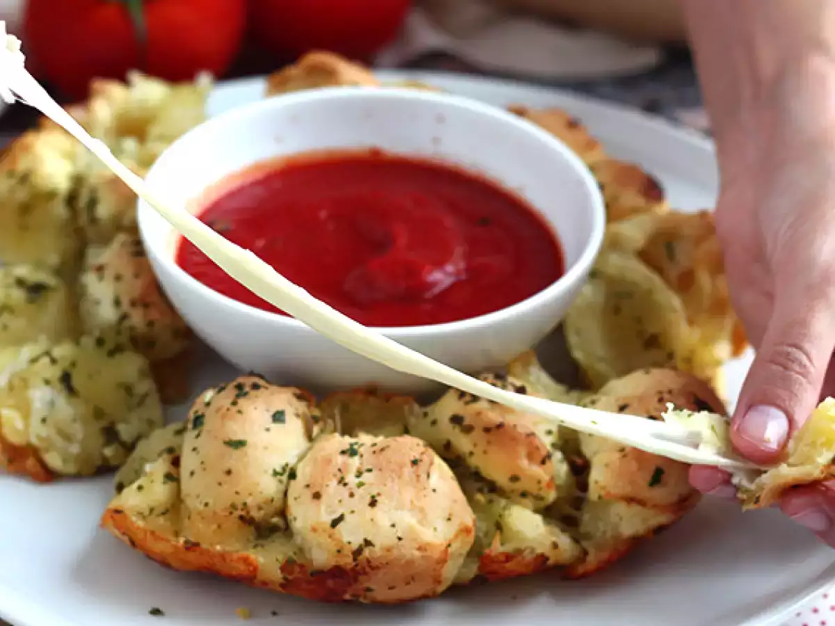 Resepti Mozzarellalla täytetty pizzakruunu