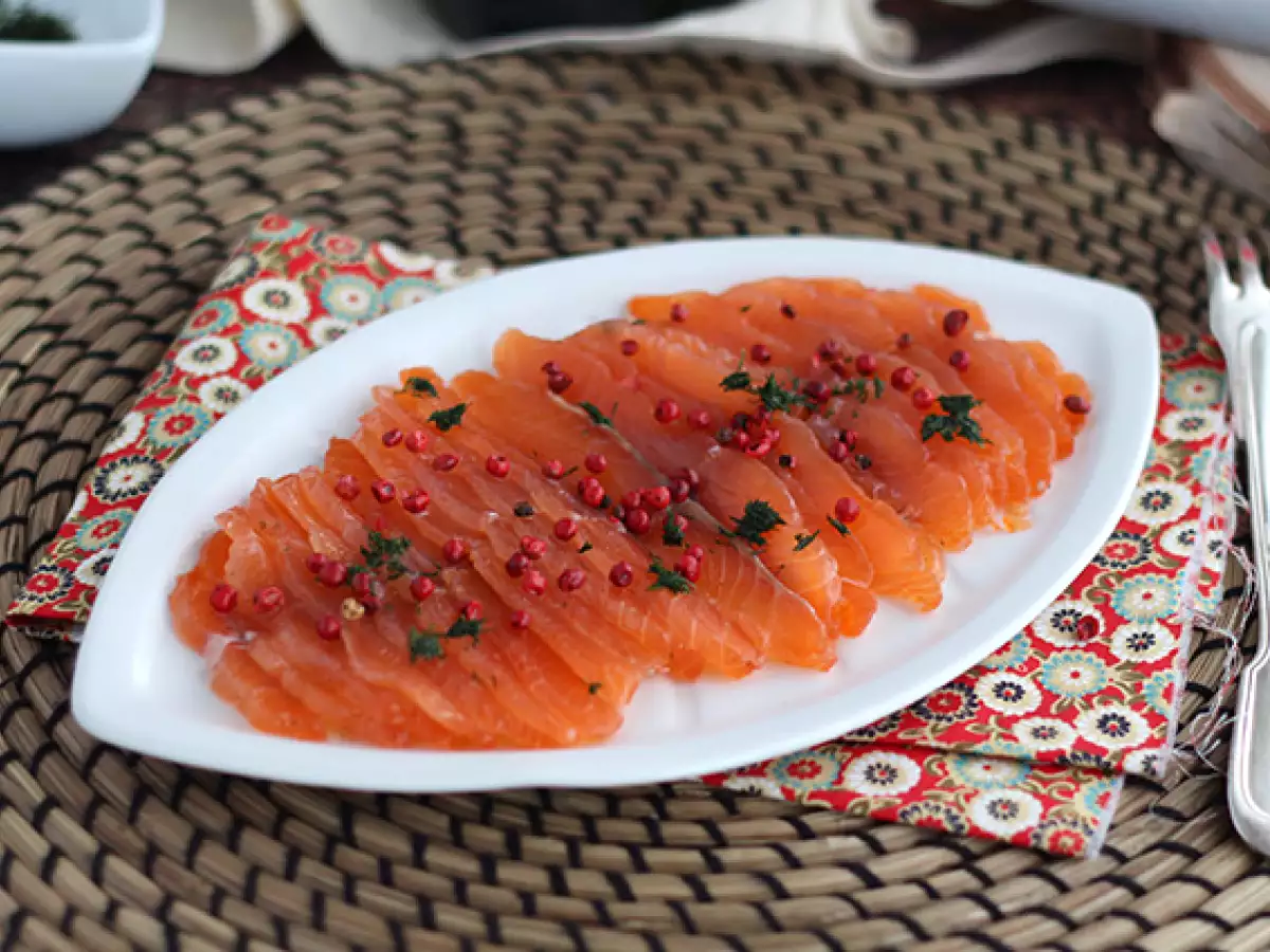 Resepti Gravlax, ruotsalaistyyppinen marinoitu lohi.