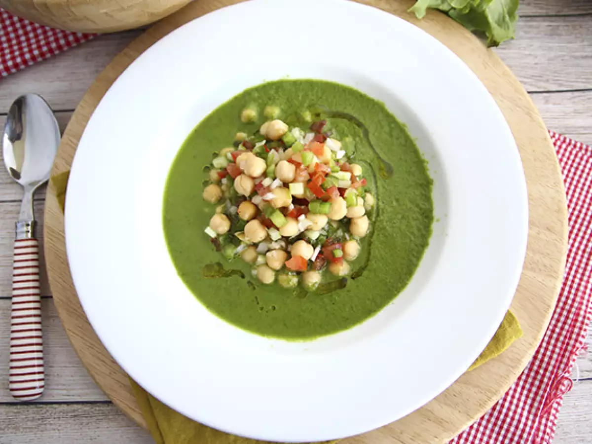 Resepti Salaattikeitto ja kikhernesalaatti