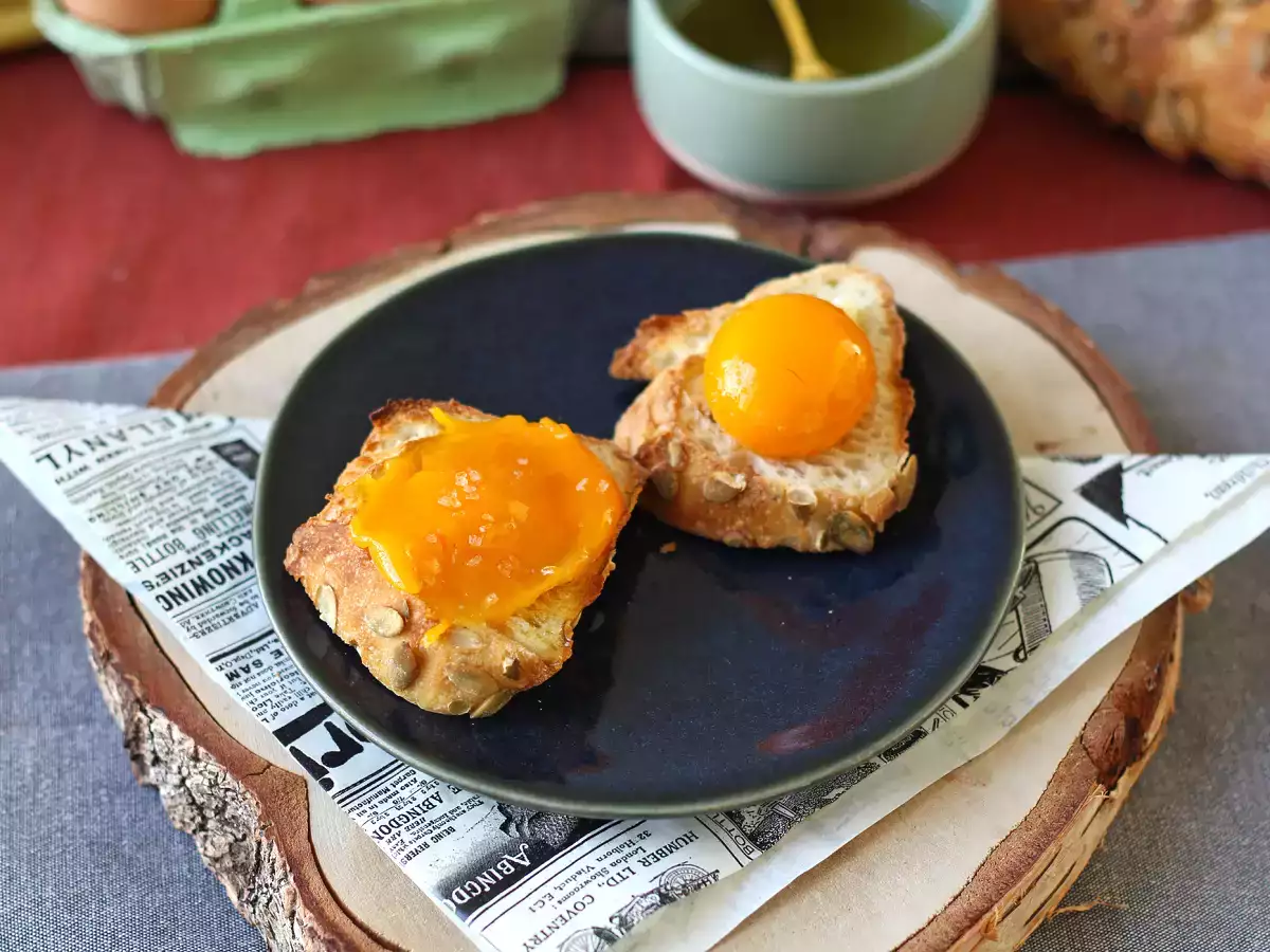 Resepti Kandeerattuja munankeltuaisia air fryer -levitteellä