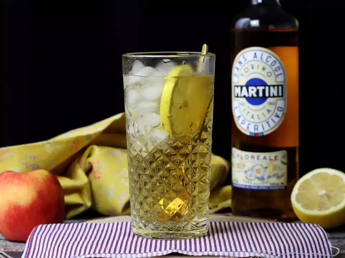 Resepti Alkoholiton martini spritz, makea ja kukkainen cocktail aperitiiviksi.