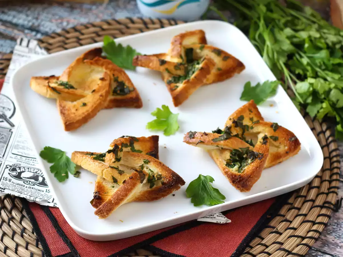 Resepti Valkosipulileipä tähtityyliin paahtoleivällä