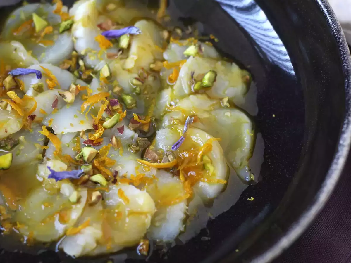 Resepti Kampasimpukoita sitruunavinaigretilla ja pistaasipähkinöillä, tyylikäs ja helppo valmistaa oleva alkuruoka