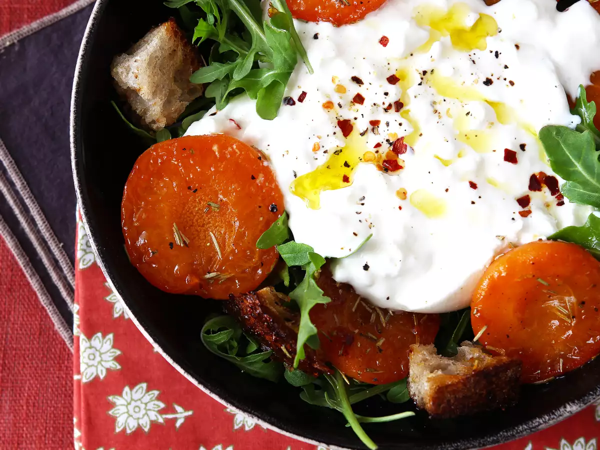 Resepti Paahdettua aprikoosia, rucolaa ja burrata-salaattia