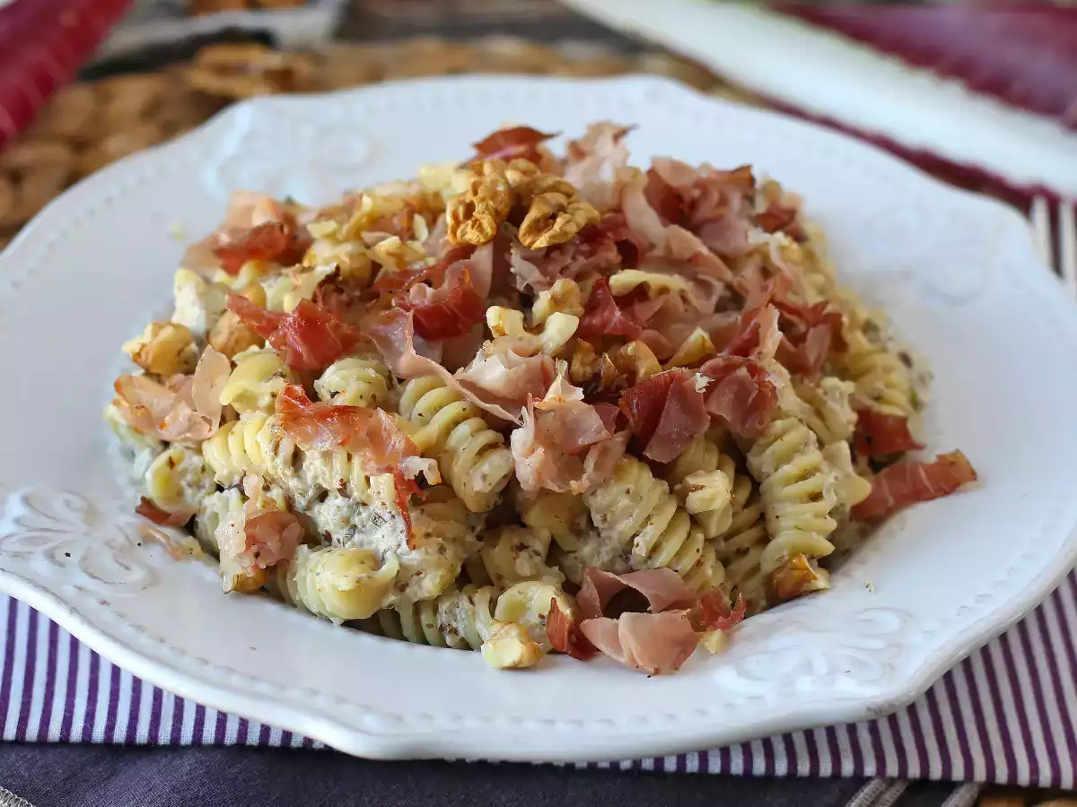 Resepti Kermainen pasta, jossa on radicchio, rapeaa pekonia ja saksanpähkinöitä: nopea ja vastustamaton resepti.