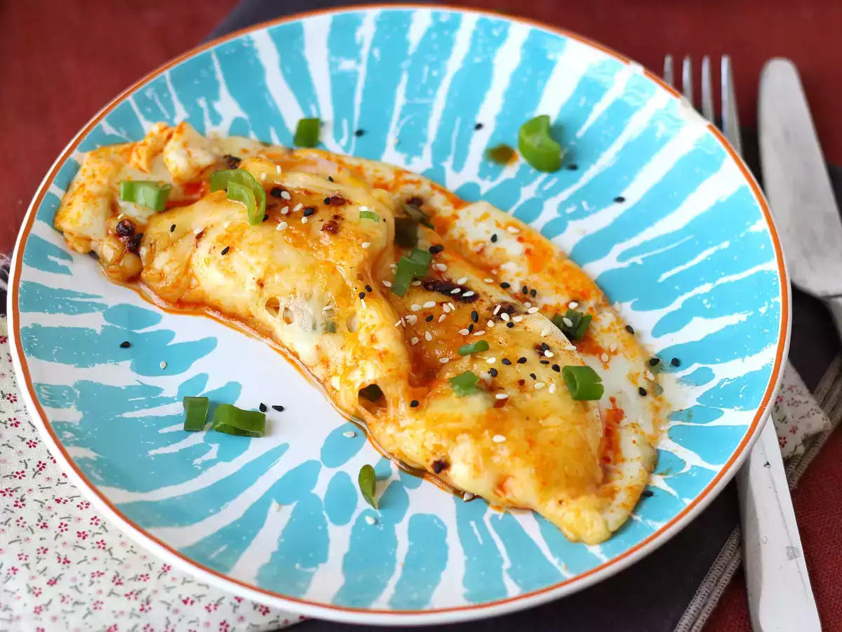 Resepti Paistettuja munia hunajan ja mozzarellan kera, makea, suolainen ja mausteinen pikku aamiainen!