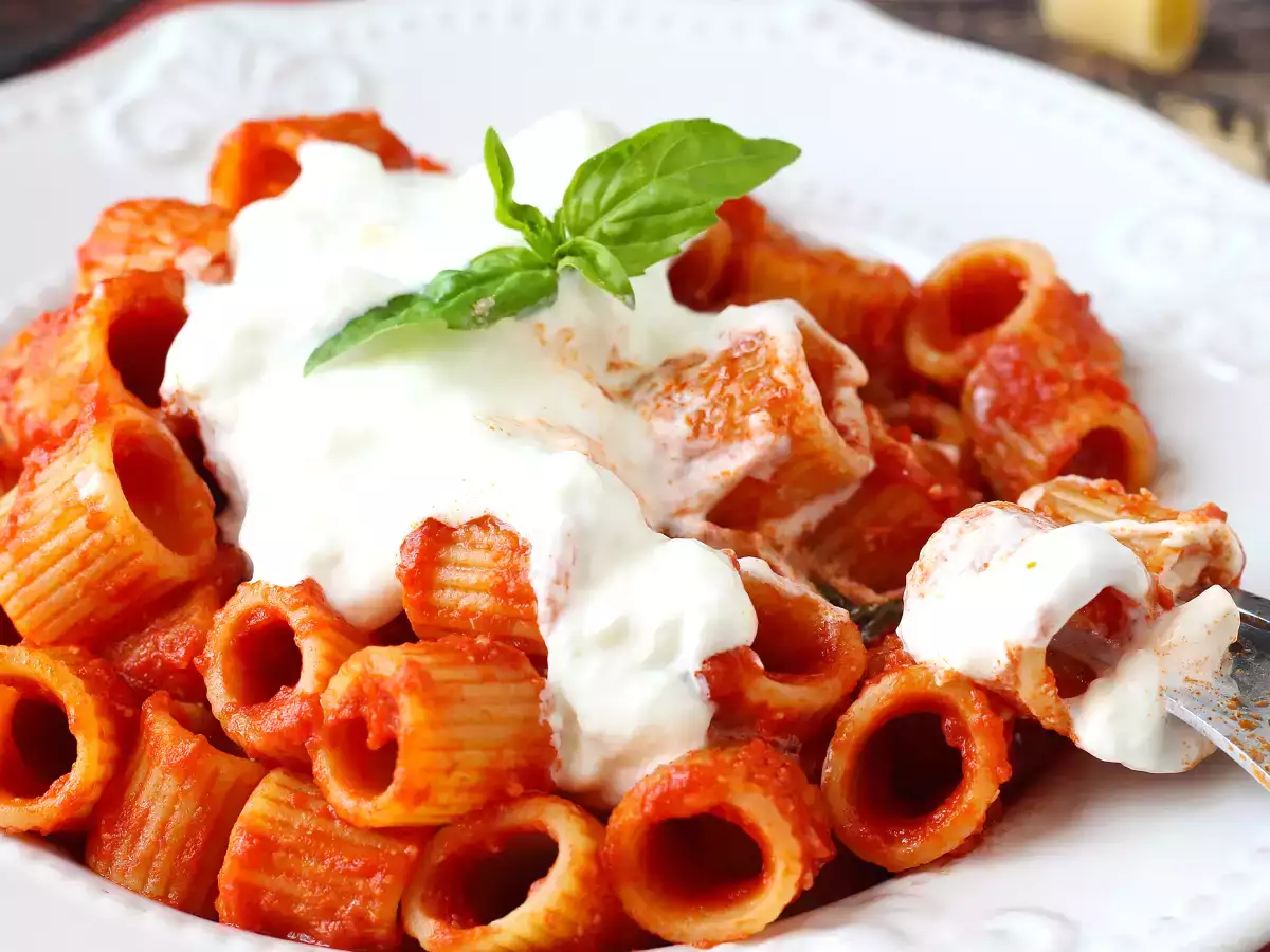 Resepti Pasta stracciatellan ja kermaisen tomaatin kanssa: ensimmäinen kurssi valmis 10 minuutissa.