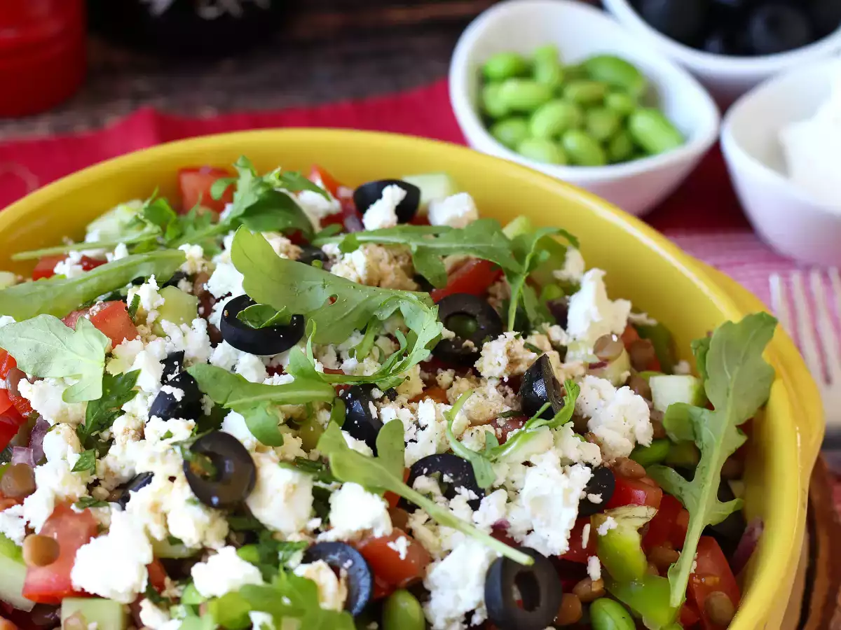 Resepti Linssi-, feta- ja edamame-salaatti rapeilla vihanneksilla